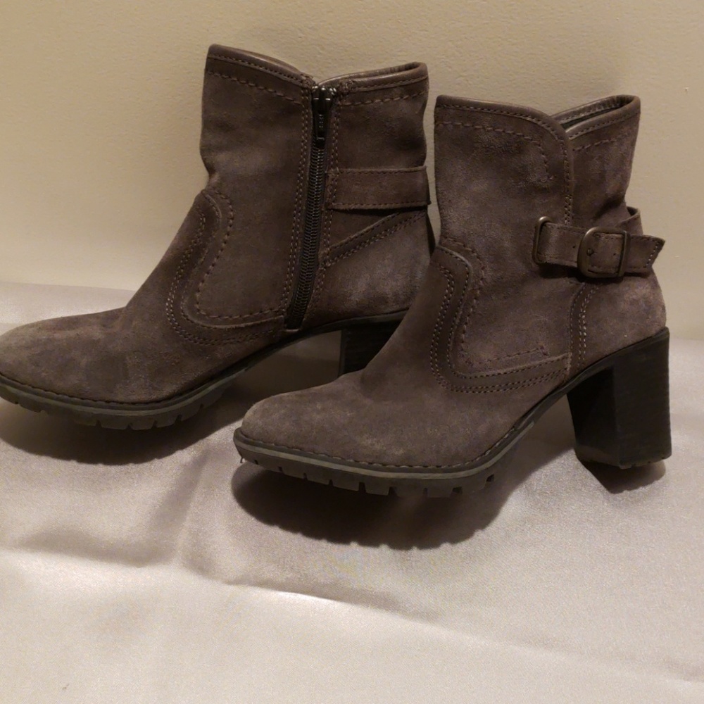 Skechers gray suede heeled boot. Size 7
